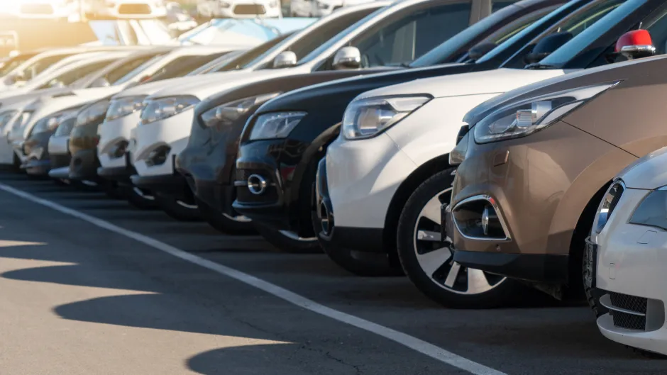 Blick auf eine Reihe parkender Autos